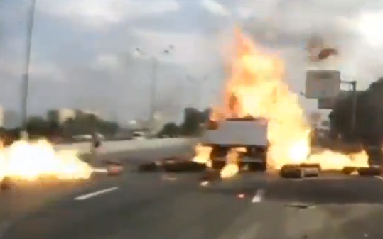 شاحنة محملة باسطوانات غاز تنفجر في الطريق السريع