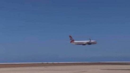 شاهد.. طيار بارع ينقذ 60 راكبا ويهبط بعد عدّة محاولات!