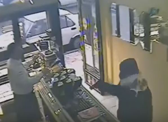 بالفيديو: لص حاول سرقة محل ذهب ..فكانت النتيجة!