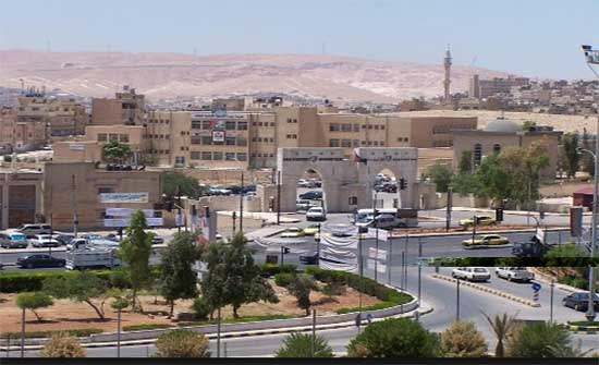 مدير تربية الزرقاء الثانية يتفقد مدارس المخيم الاماراتي الأردني