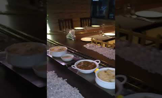 بالفيديو: مطعم يستخدم قطارا في إيصال الطعام إلى طاولات الزبائن