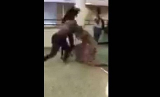 بالفيديو.. مشاجرة عنيفة بين فتاتين! بالفيديو.. مشاجرة عنيفة بين فتاتين!