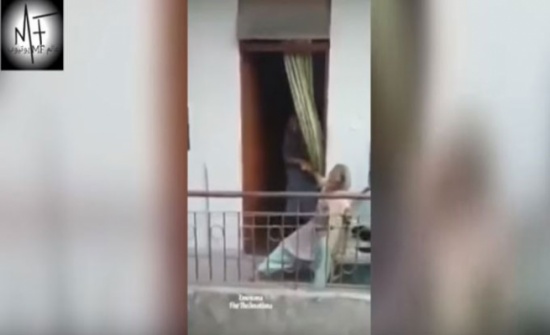 فيديو مؤلم امرأة تضرب أمها المسنة بشرفة منزلها