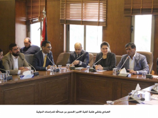 العبادي يلتقي طلبة كلية الامير الحسين بن عبدالله للدراسات الدولية