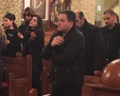 بالفيديو - إدوارد ينهار كالاطفال في جنازة والدته بالفيديو - إدوارد ينهار كالاطفال في جنازة والدته