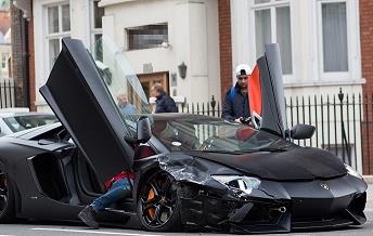 شاهد كيف تحطمت "لامبورجيني" بحادث سير في شوارع لندن