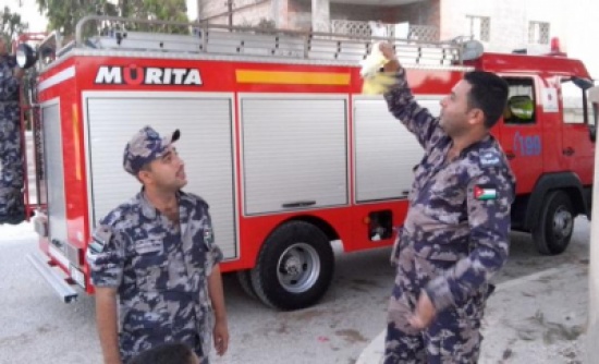 بالصور : الدفاع المدني الاردني يستجيب لنداء طفل وينقذ طائره العالق