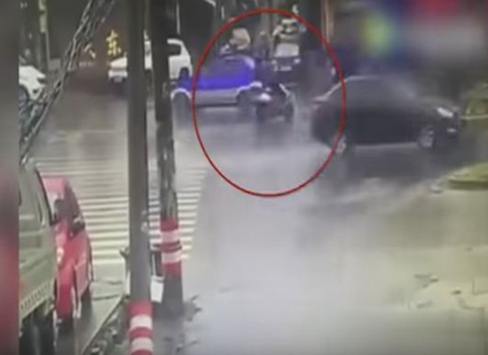 بالفيديو: راكب دراجة ينجو من الموت " دهسا " أسفل شاحنة