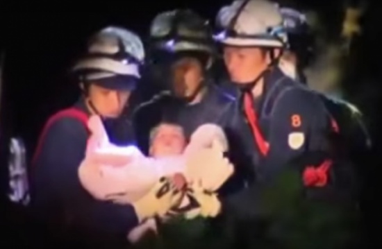مشهد مؤثر لإنقاذ رضيعة بعد زلزال اليابان (فيديو)
