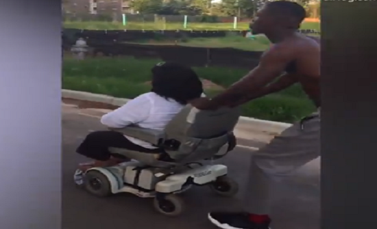 بالفيديو - امريكا : شاهدوا كيف ساعد رجل هذه المراة