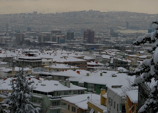 ثلوج كثيفة تغطي أنقرة وتصيب الحياة اليومية بالشلل