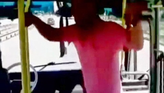 شاهد..  سائق حافلة يترك عجلة القيادة وينشغل بـ الرقص