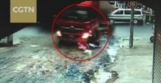 بالفيديو.. لقطات مروعة لشاحنة تدهس فتاتين