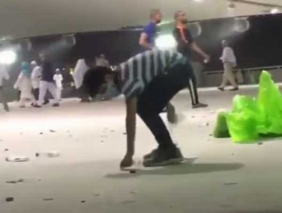 بالفيديو: تصرف غريب من طفل فوق جسر الجمرات