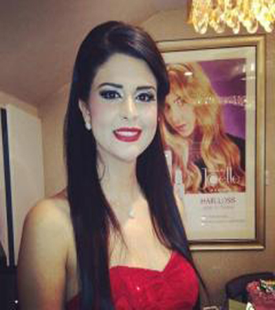 سلمى رشيد تهدي فستانها لمعجبة..بالصور سلمى رشيد تهدي فستانها لمعجبة..بالصور