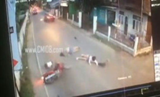 بالفيديو : حادث مروع لامرأتين وطفل يستقلون دراجة بخارية