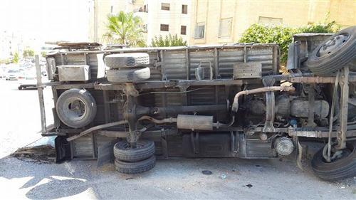 بالصور : تدهور شاحنة بعرجان بسبب خلل فني