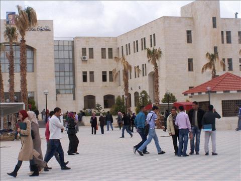 مسرحية " أكون او لا أكون " في جامعة جدارا