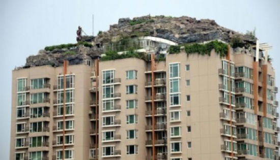 جبل مزيف يتوج مبنى سكني في بكين جبل مزيف يتوج مبنى سكني في بكين