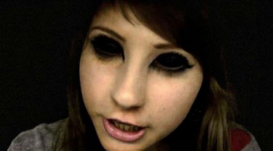 "الطفلة الشبح ذات العيون السوداء" تعود للظهور بعد 30 عاماً