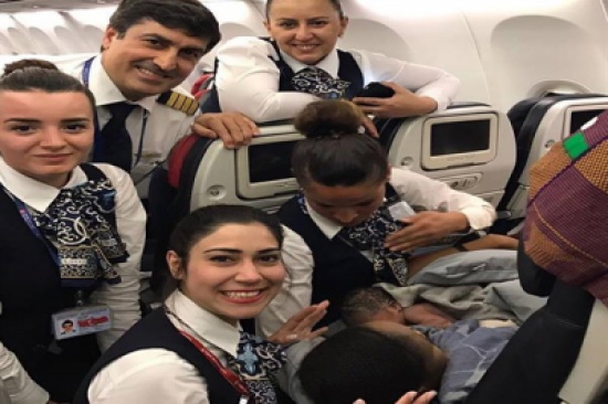 صور: المخاض يفاجئ امرأة فرنسية فتلد على متن رحلة للخطوط التركية صور: المخاض يفاجئ امرأة فرنسية فتلد على متن رحلة للخطوط التركية