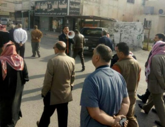 محتجون يغلقون الشارع الرئيسي بالمزار الجنوبي .. هذي الارض لينا وحقها علينا