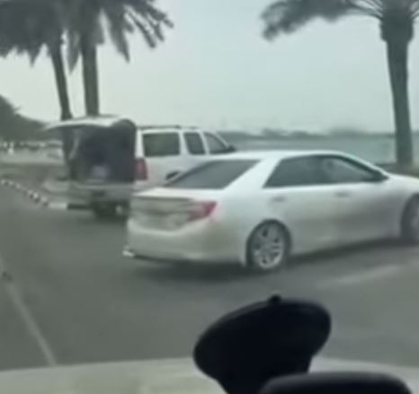 شاهد .. قطري يسخر من سعوديين نائمين في حدائق كورنيش الدوحة