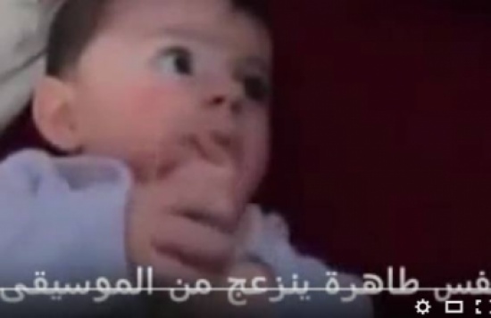 فيديو : يبكي  من الموسيقى ويرتاح للقرآن