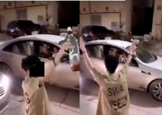 بالفيديو .. استياء من مراهق سعودي يرقص وبيده زجاجة خمر أمام المارة!