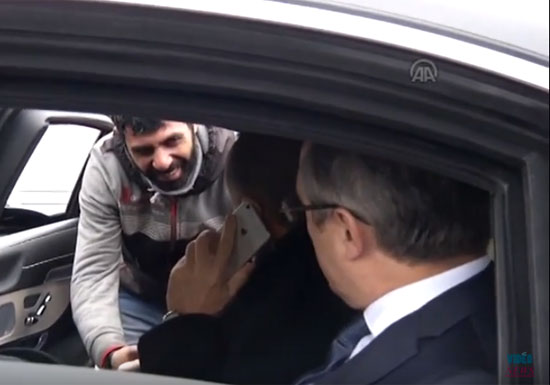 بالفيديو: أردوغان يوقف موكبه .. ويقنع رجلا بالعدول عن الانتحار