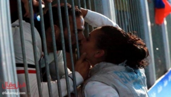 قبلة البطلة التونسيّة لزوجها تشعل حرباً على مواقع التواصل.. فكيف ردّت؟