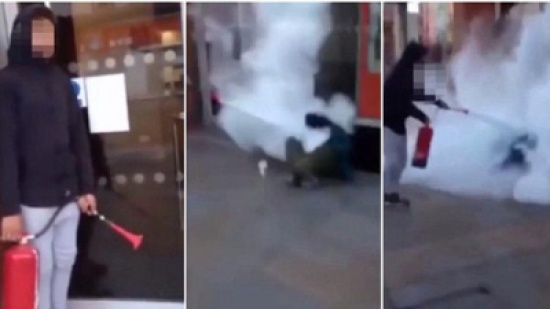 شاهد: مراهق يهاجم مشردا بطفاية حريق