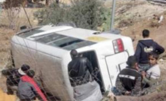 حادث تدهور حافلة يوقع 7 إصابات على اتوستراد عمان ـ الزرقاء