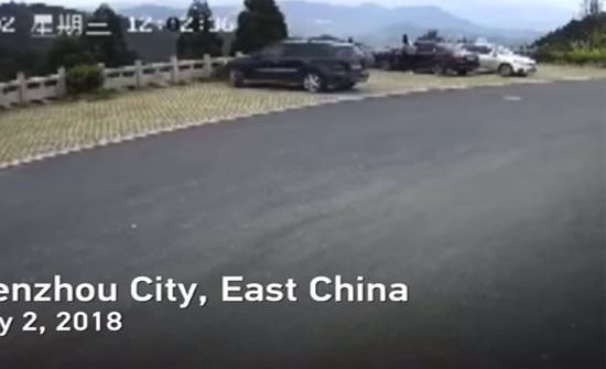 سقوط مروع لسيارة من مرتفع بعد تحطيمها للحواجز