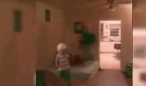 والدان يصوران ابنهما يركل رأس أخيه الصغير