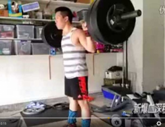 اراد رفع الاثقال .. شاهد ماذا حصل