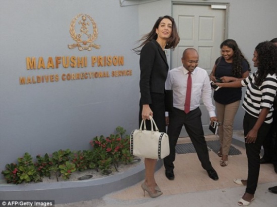 أمل كلوني تزور رئيس المالديف السابق في سجنه