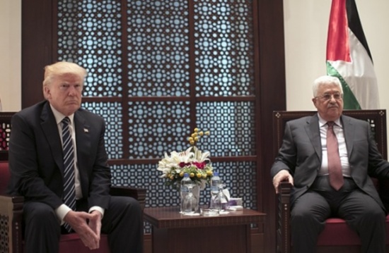 هكذا صرخ ترامب في وجه عباس واتهمه بالخداع.. تفاصيل هكذا صرخ ترامب في وجه عباس واتهمه بالخداع.. تفاصيل