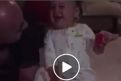 شاهد.. طفلة تبهر مواقع التواصل بضحكات مميزة