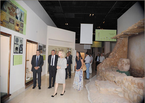 سفيرة الولايات المتحدة تزور متحف الأردن