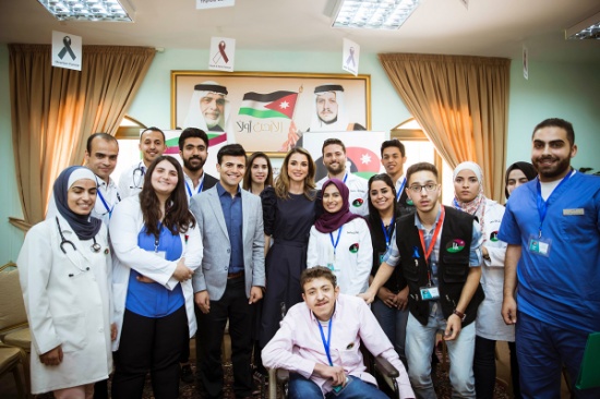 الملكة رانيا تطلع على فعاليات اليوم الطبي المجاني لفريق "أطباءك يا أردن" الملكة رانيا تطلع على فعاليات اليوم الطبي المجاني لفريق "أطباءك يا أردن"