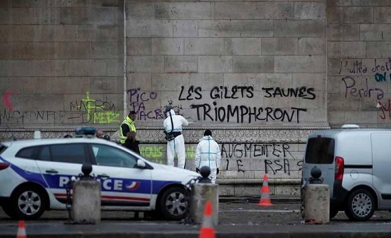 "يعتقدون أننا حمقى".. السترات الصفراء تضيق الخناق على ماكرون