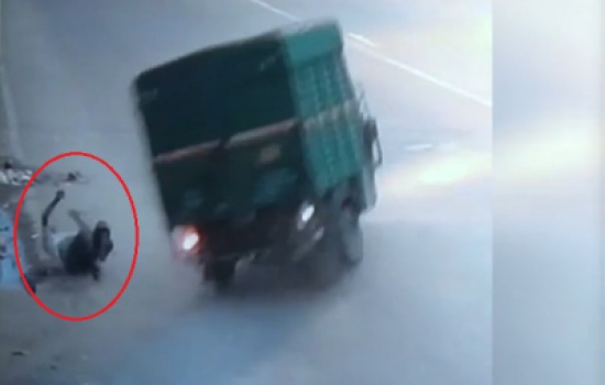 فيديو :  دَهَسَ رجل أمن ثم ألقى نظرة عليه وأبقاه ممداً على الأرض وغادر!