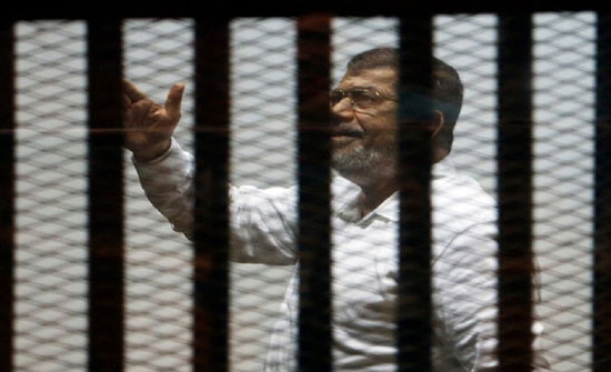 النيابة العامة في مصر: مرسي سقط مغشيا عليه داخل قفص الإتهام وتم نقله للمستشفى