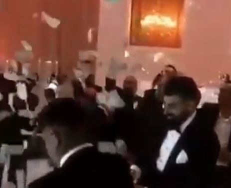 أصدقاء العروسين يمطرانهما بالمال خلال الرقص في حفل الزفاف (فيديو)