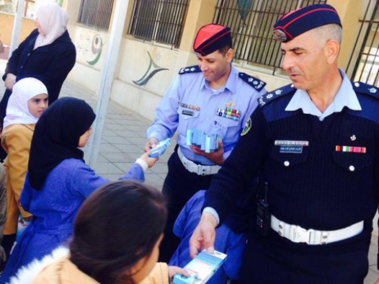 توزيع بورشورات وكتيبات حول التوعية المرورية في المفرق