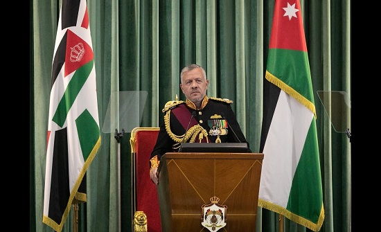 متى يرتدي الملك لباس خطاب العرش وماذا يعني هذا اللباس متى يرتدي الملك لباس خطاب العرش وماذا يعني هذا اللباس