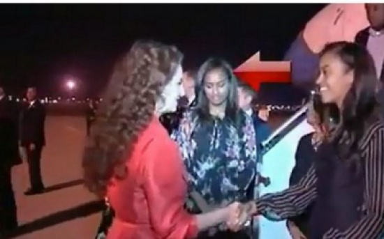 شاهد.. ابنة أوباما تنظر بطريقة غريبة للأميرة للاسلمى