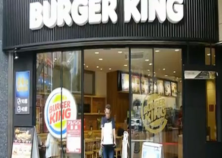 رجل ياكل هامبرجر تحتوي 1000 شريحه جبن