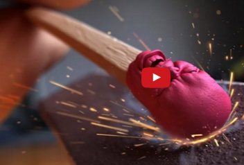 بالفيديو  :  كيف صنعت أعواد الثقاب؟